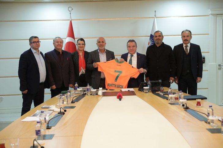 Başkan Böcek Alanyaspor ve taraftarı için marş yaptırdı G3