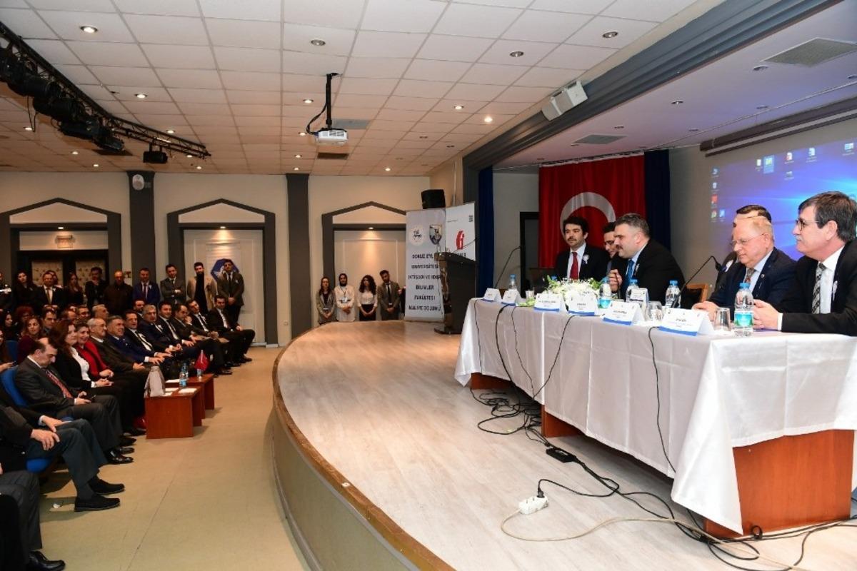 Rekt&ouml;r &Ccedil;omaklı, mezun olduğu &uuml;niversitede d&uuml;zenlenen panelin oturum başkanlığını yaptı