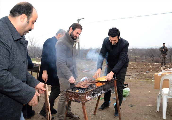 Malatya'da polisten uygulama noktasında sürücülere sucuk ekmek ikramı G2