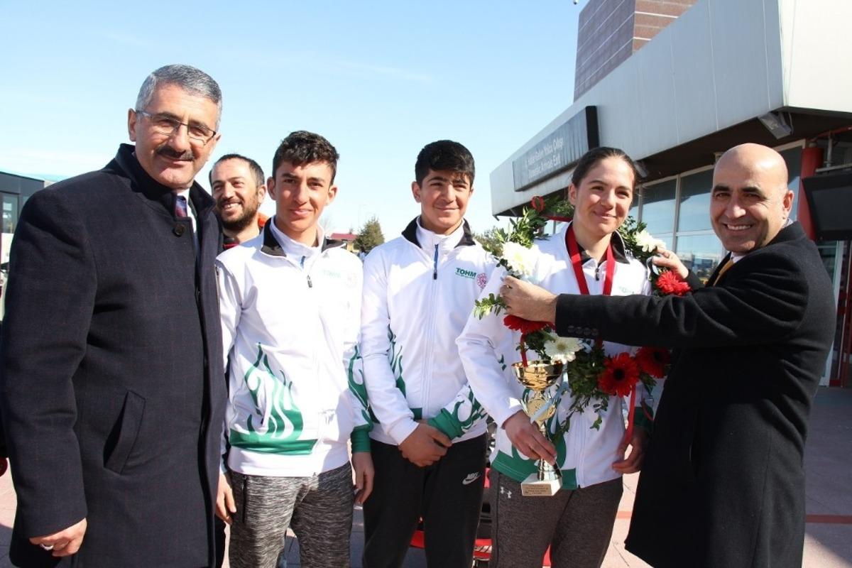 Alp&rsquo;in şampiyonu &ccedil;i&ccedil;eklerle karşılandı