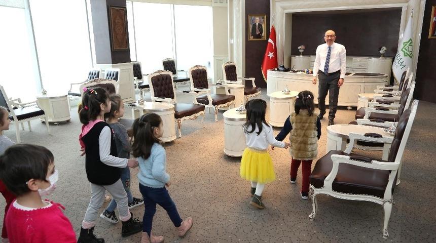 Başkan Kavuş, &ccedil;ocuklara şivlilik dağıttı