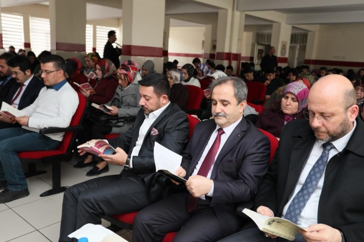 Başkan Arı, &ouml;ğrenciler ve aileleri ile kitap okuma etkinliğine katıldı