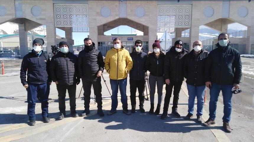 Gazetecilerden korona vir&uuml;s&uuml;ne karşı maskeli &ouml;nlem