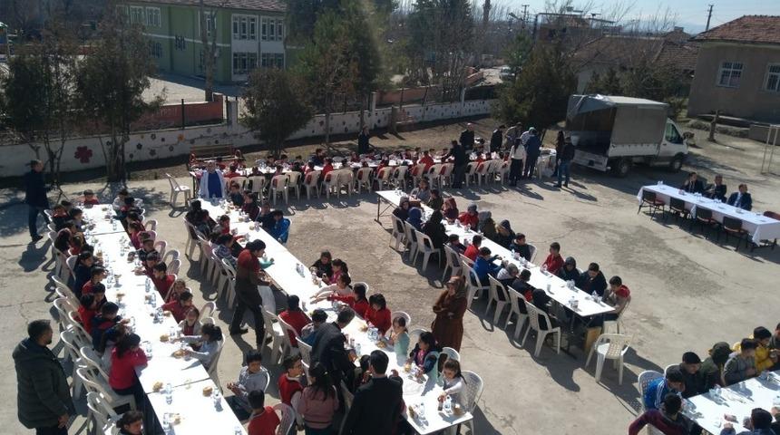 Rekt&ouml;r Kızılay&rsquo;dan &ouml;ğrencilere kandil yemeği