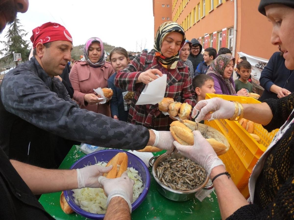 Yarım ton hamsi 1 saatte t&uuml;kendi