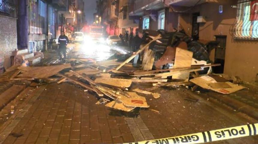 İstanbul'da faciadan d&ouml;n&uuml;ld&uuml;! &Ccedil;atı otomobilin &uuml;zerine u&ccedil;tu