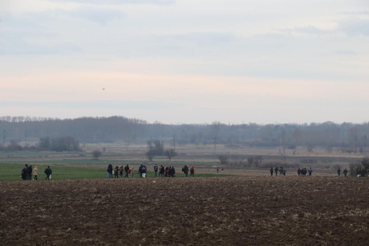 M&uuml;lteciler tarlalardan ge&ccedil;erek Pazarkule&rsquo;ye ulaşmaya &ccedil;alışıyor