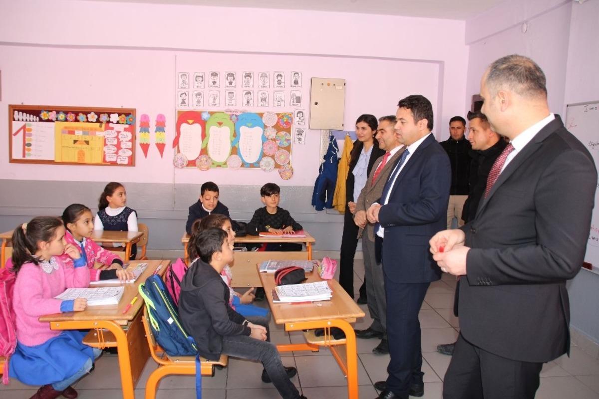 &lsquo;K&uuml;t&uuml;phanesiz Okul Kalmasın&rsquo; projesiyle okullara k&uuml;t&uuml;phane