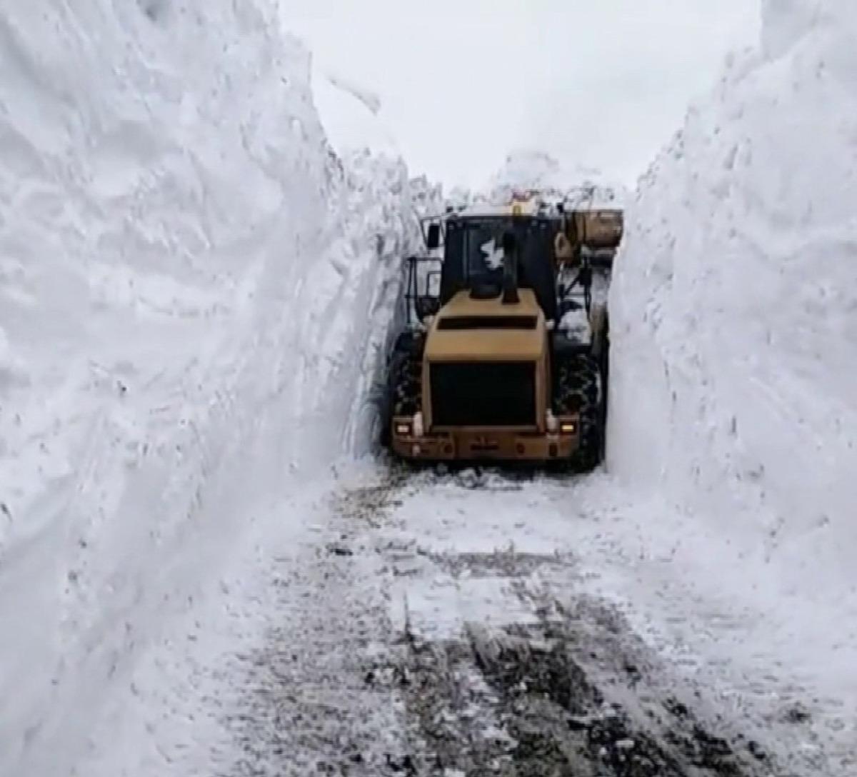 Sınırda karla m&uuml;cadele &ccedil;alışması devam ediyor