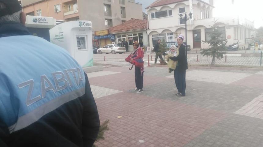 İl&ccedil;e dışından gelen dilencilere zabıta m&uuml;dahale etti