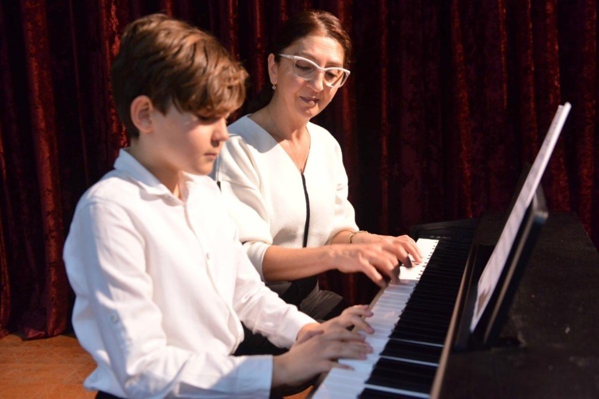 Konservatuar &ouml;ğrencilerinden piyano dinletisi