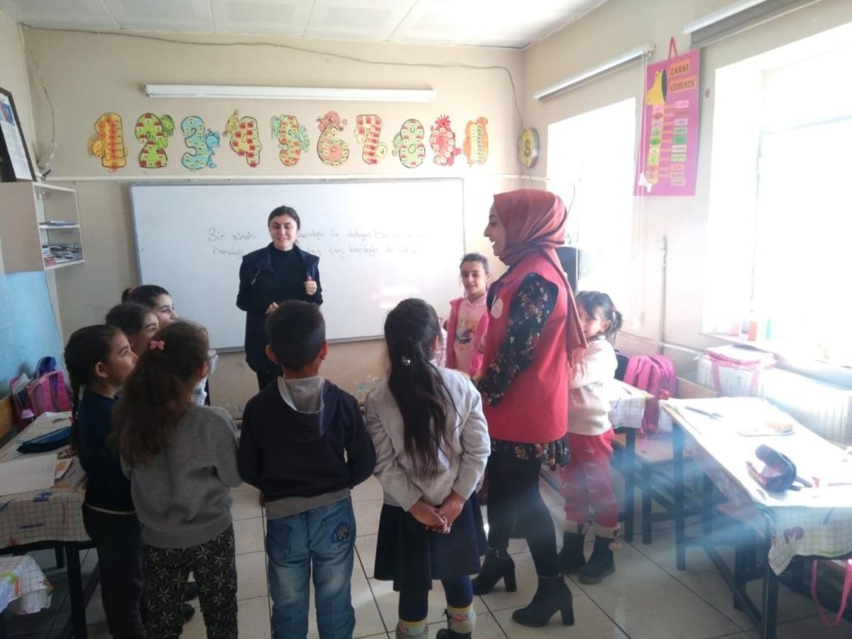 G&ouml;n&uuml;ll&uuml; eğitim timi iş başında