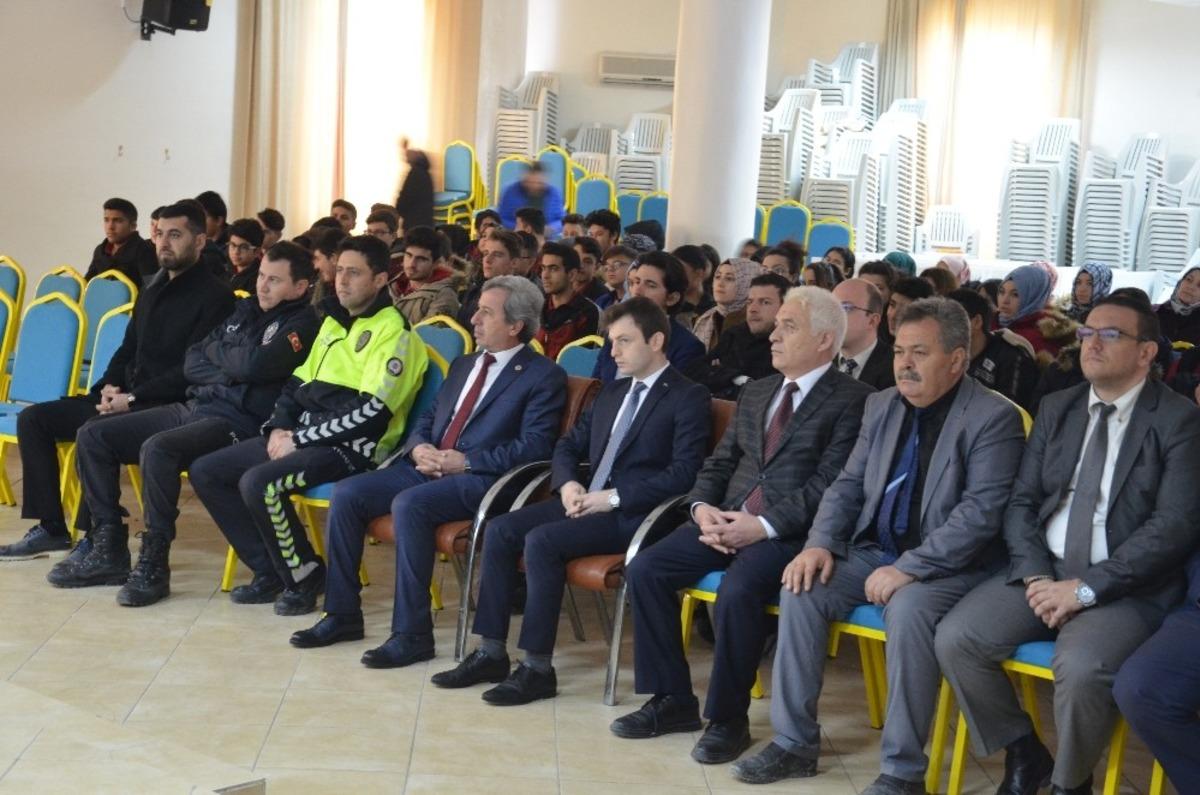 G&uuml;ny&uuml;z&uuml;&rsquo;nde "Asımın Nesli" tiyatro g&ouml;sterisi b&uuml;y&uuml;k beğeni aldı.