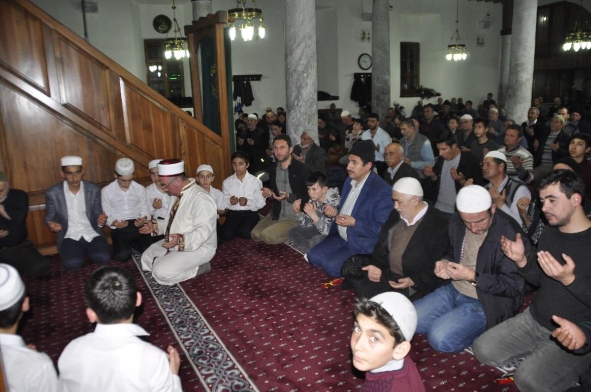 Afyonkarahisar&rsquo;da Regaip Kandili huşu i&ccedil;erisinde idrak edildi