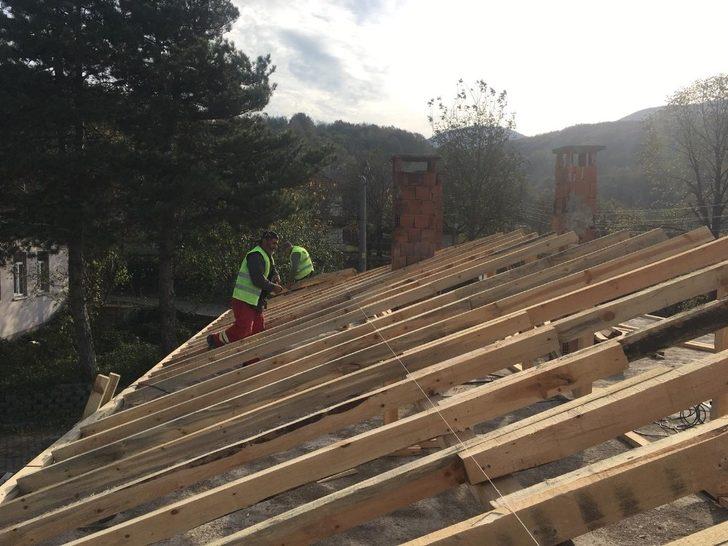 Nüzhetiye köy konağının çatısı onarıldı G3