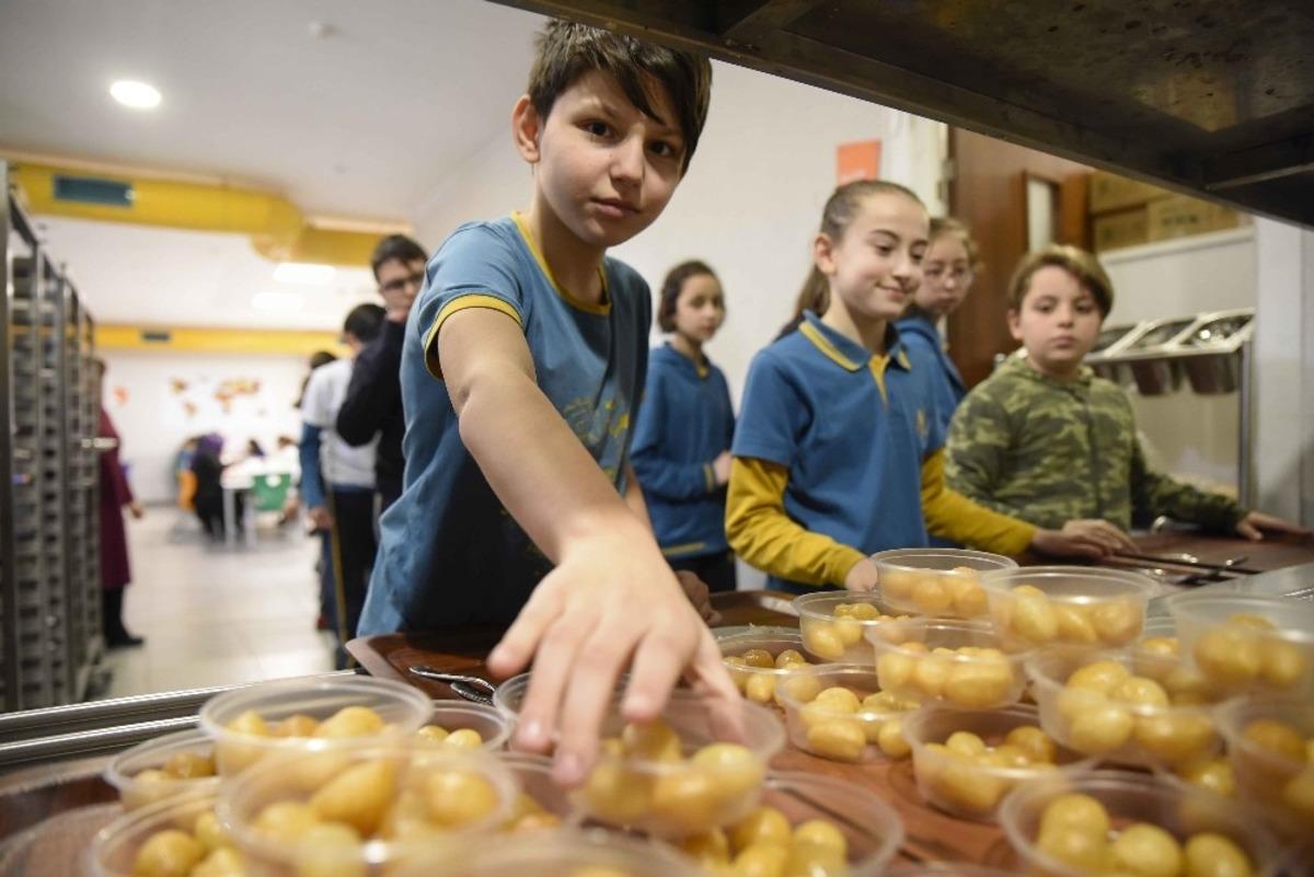 Altınk&uuml;re Okulları kandil lokması dağıttı