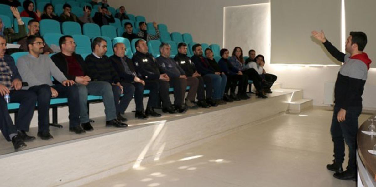 &Ouml;ğrencilere sosyal medya kullanımı uyarısı