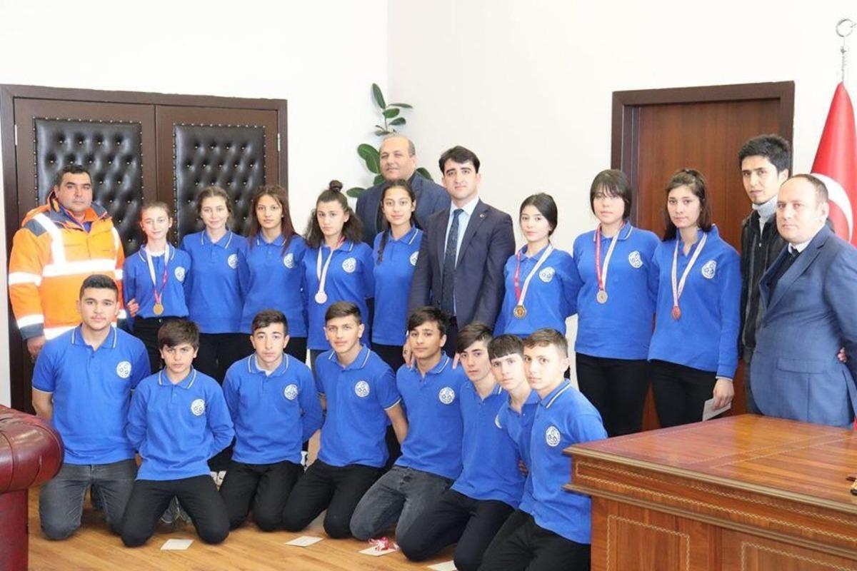 Tufanbeyli Kız G&uuml;reş Takımı il birincisi oldu