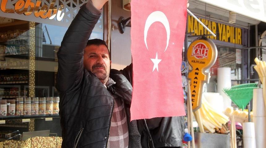 Erzincan&rsquo;da iş yeri, ev ve ara&ccedil;lara T&uuml;rk bayrakları asıldı