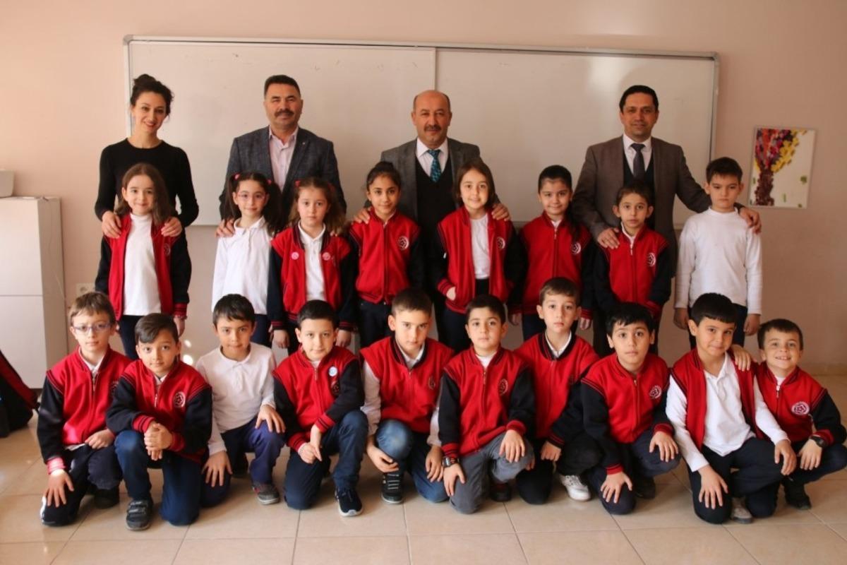 İlkokulda İstiklal marşını ezbere okuma etkinliği