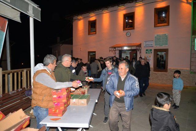 Bilecik Belediyesinden cami çıkışı cemaate ikram