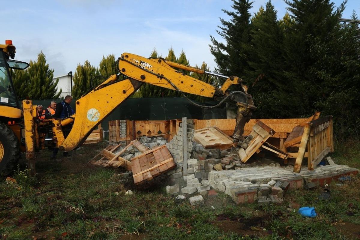Mutlak koruma havzasındaki ka&ccedil;ak yapılar yıkıldı