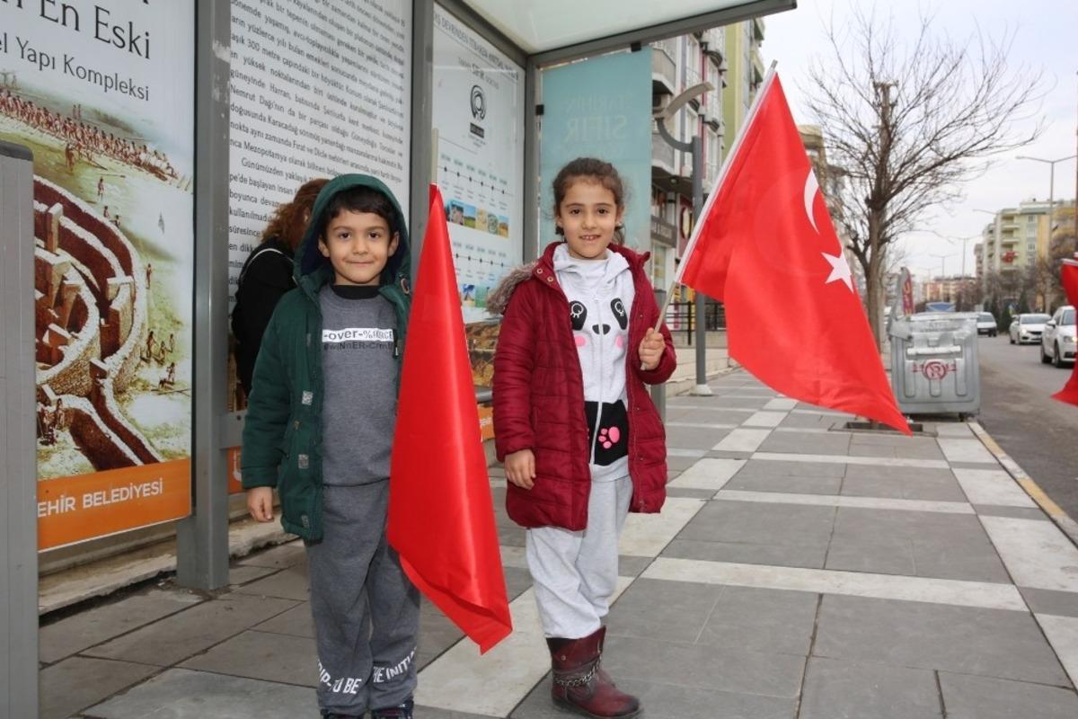 Karak&ouml;pr&uuml;&rsquo;de şehitler i&ccedil;in bayrak dağıtıldı
