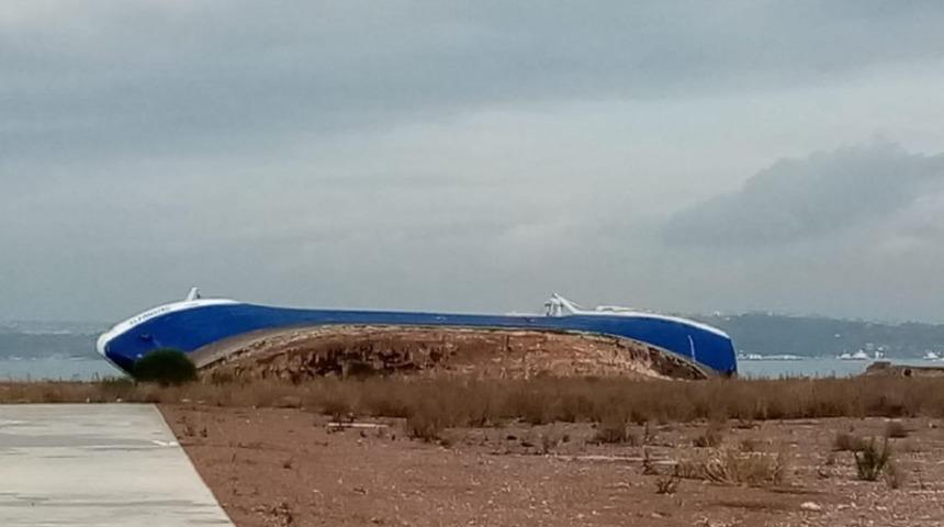 Yalova’da fırtınada sürüklenen gemi yan yattı