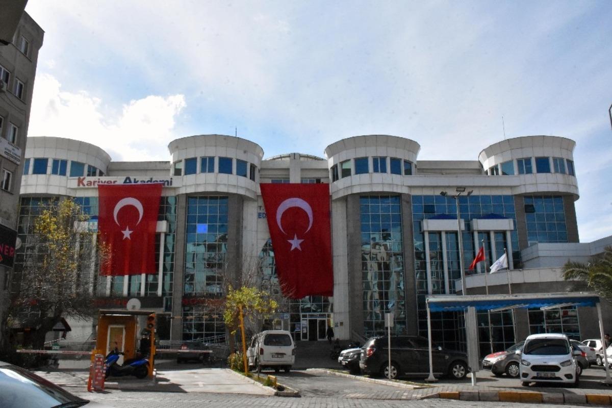 Edremit Belediyesi&rsquo;nden &ldquo;bayrak&rdquo; &ccedil;ağrısı