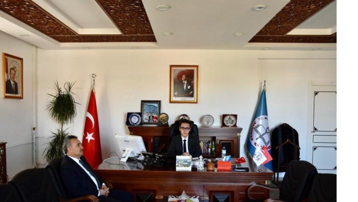 Temsili m&uuml;d&uuml;r evinden alındı evine bırakıldı