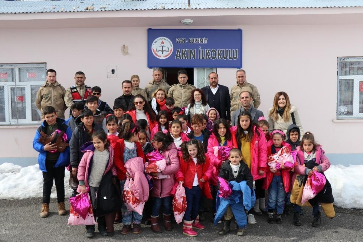 Dat&ccedil;a&rsquo;dan Van&rsquo;a g&ouml;n&uuml;l k&ouml;pr&uuml;s&uuml;