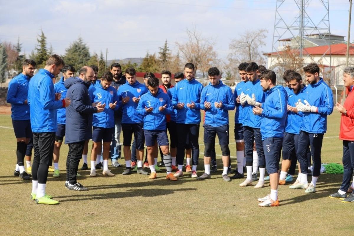 Nevşehir Belediyesporlu futbolculardan antrenman &ouml;ncesi Mehmet&ccedil;ik i&ccedil;in dua