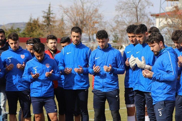 Nevşehir Belediyesporlu futbolculardan antrenman öncesi Mehmetçik için dua G2