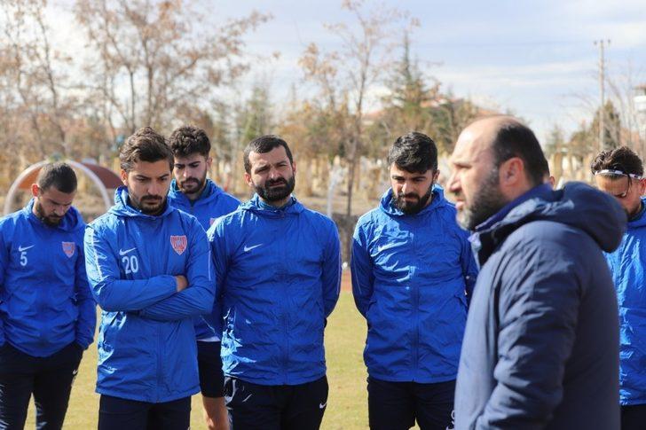 Nevşehir Belediyesporlu futbolculardan antrenman öncesi Mehmetçik için dua G3