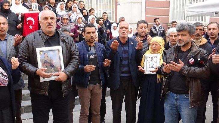 HDP önünde evlat nöbeti tutan aileler Esed’in fotoğrafını yaktı G3