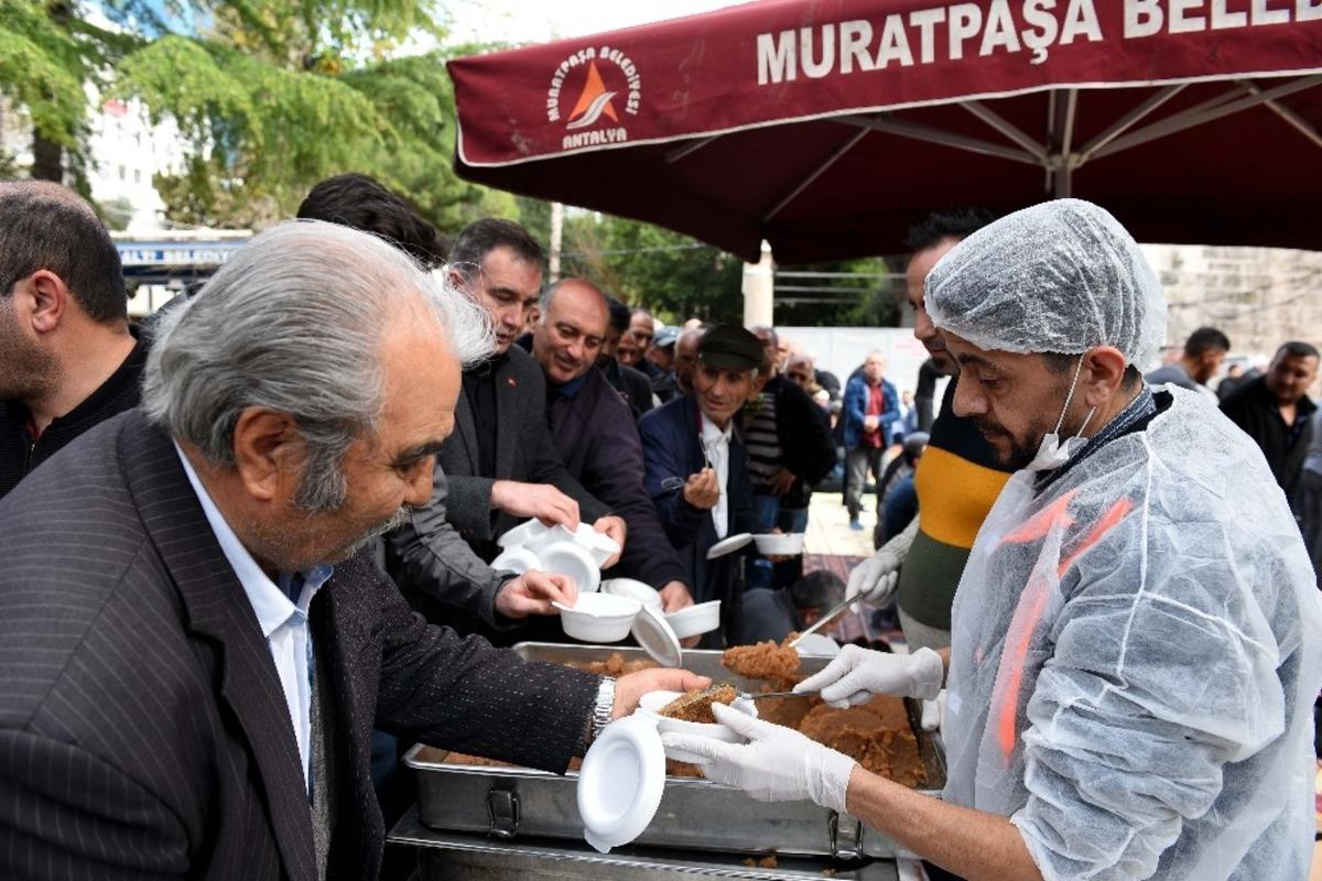 Şehitler i&ccedil;in helva ve lokma dağıtıldı