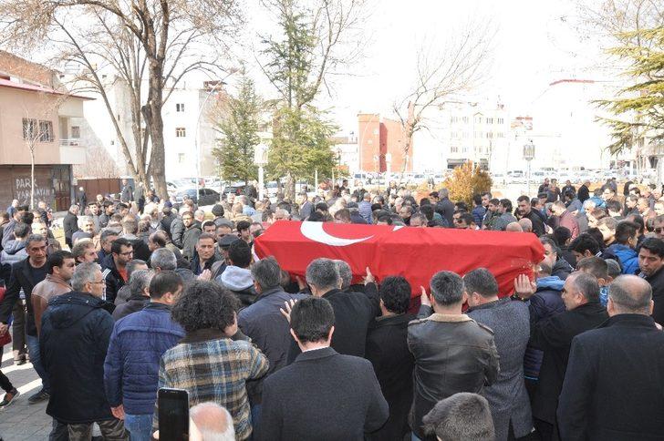 Kalp krizi sonucu hayatını kaybeden öğretmene hüzünlü veda G4