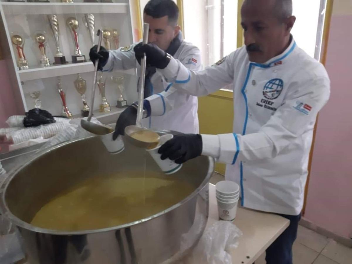 Şırnaklı aş&ccedil;ılardan gen&ccedil;lere &ccedil;orba ikramı