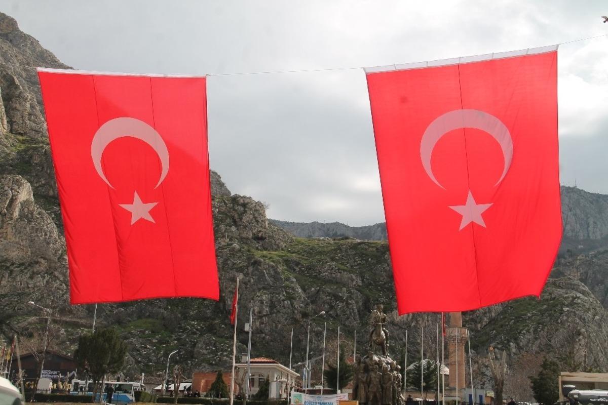 Amasya&rsquo;da iş yerleri ve caddeler T&uuml;rk bayraklarıyla donatıldı