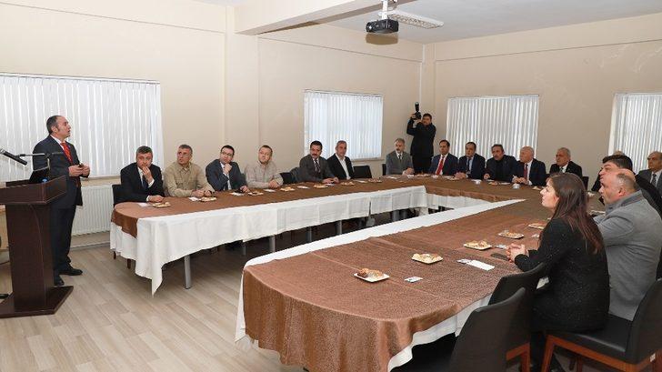 Rektör Çomaklı ve Başkan Sekmen sığırcılık biriminde incelemelerde bulundu G2