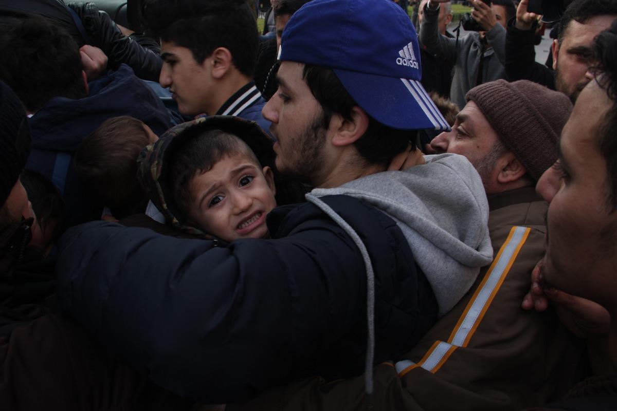 İl G&ouml;&ccedil; İdaresi &ouml;n&uuml;nde m&uuml;lteci izdihamı!
