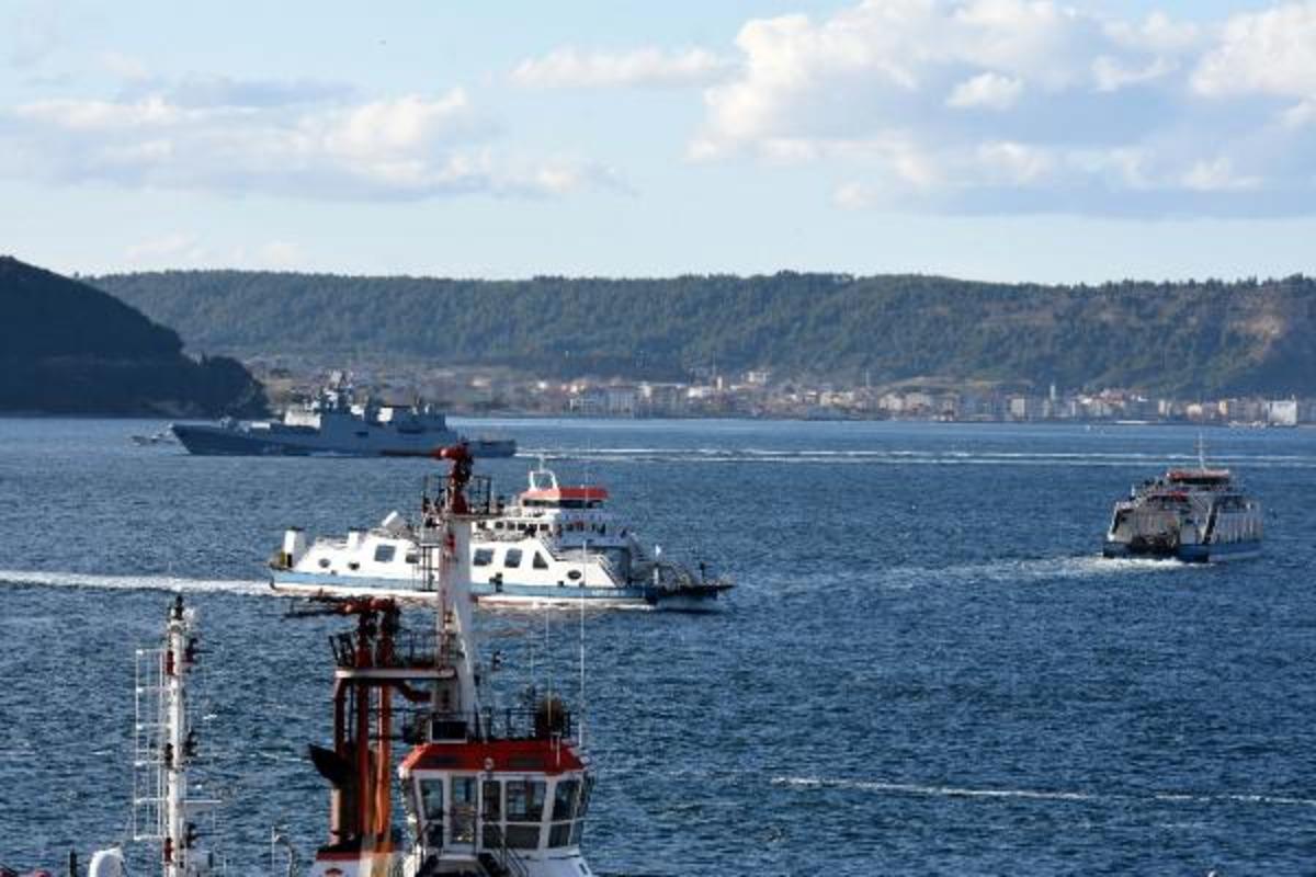 &Ccedil;anakkale Boğazı'nda Rus savaş gemisi trafiği! T&uuml;rk savaş gemisiyle karşılaştılar