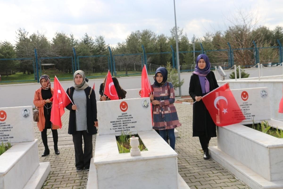 Siirt&rsquo;te &ouml;ğrenciler Mehmet&ccedil;ik i&ccedil;in şehitlikte bir araya geldi