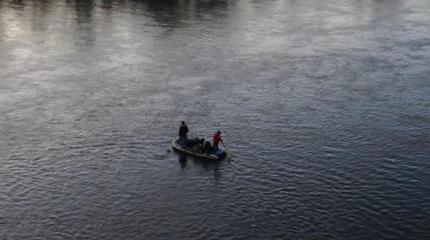 Meri&ccedil;'ten botlarla Yunanistan'a ge&ccedil;enler havadan g&ouml;r&uuml;nt&uuml;lendi