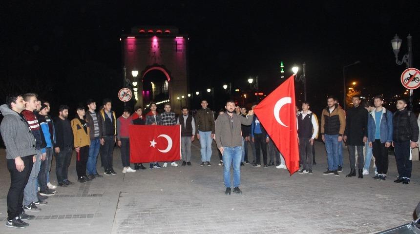 &Ccedil;arşambalı gen&ccedil;lerden şehitler i&ccedil;in saygı duruşu