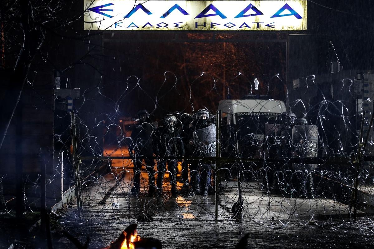 Edirne'de m&uuml;lteci hareketliliği devam ediyor! Yunanistan, tampon b&ouml;lgede jiletli tellerle barikat kurdu