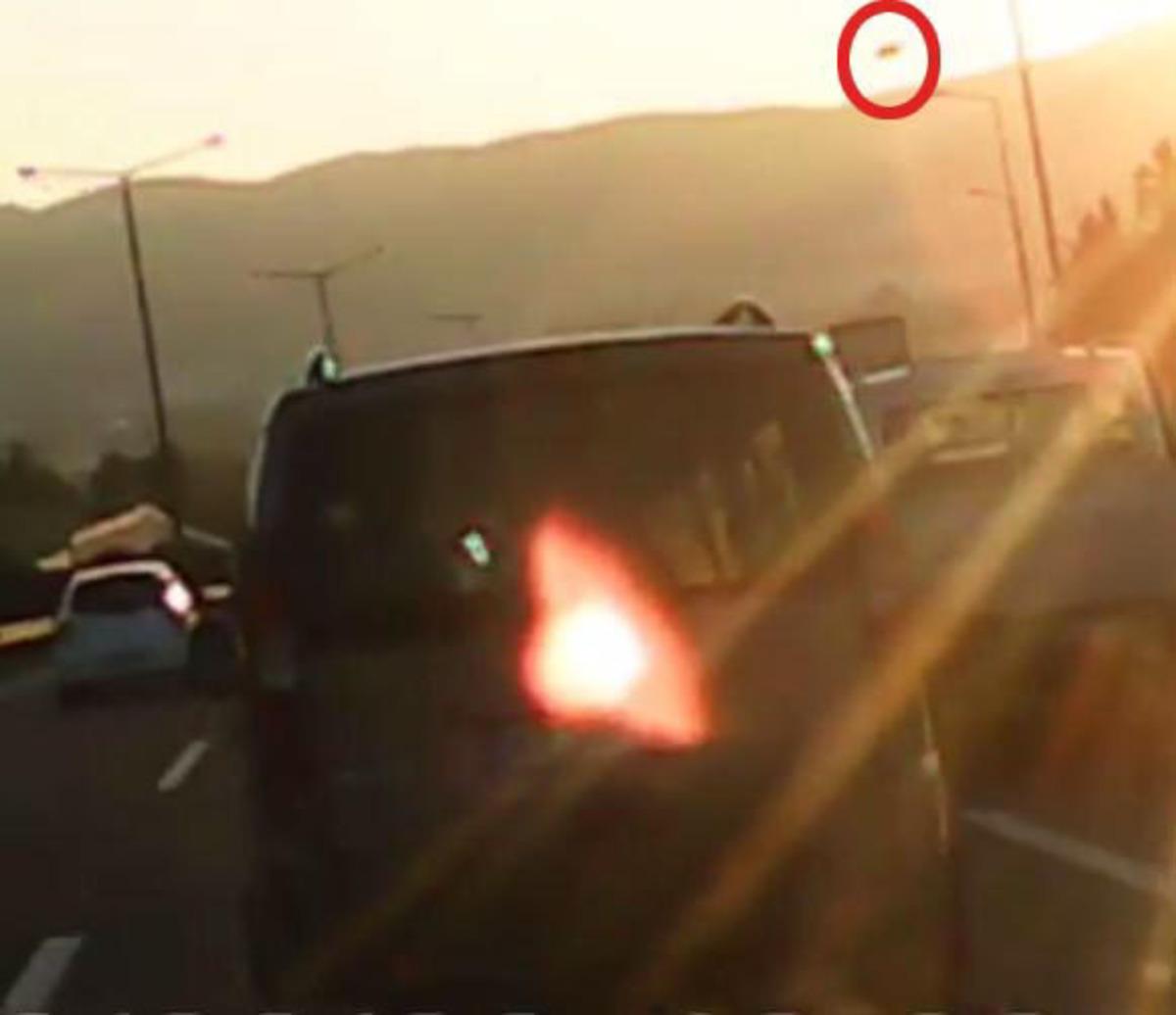 İzmir'de faciadan d&ouml;n&uuml;ld&uuml;! Atılan şişe, seyir halindeki otomobilin camını patlattı