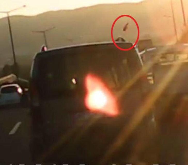 İzmir'de faciadan dönüldü! Atılan şişe, seyir halindeki otomobilin camını patlattı G2