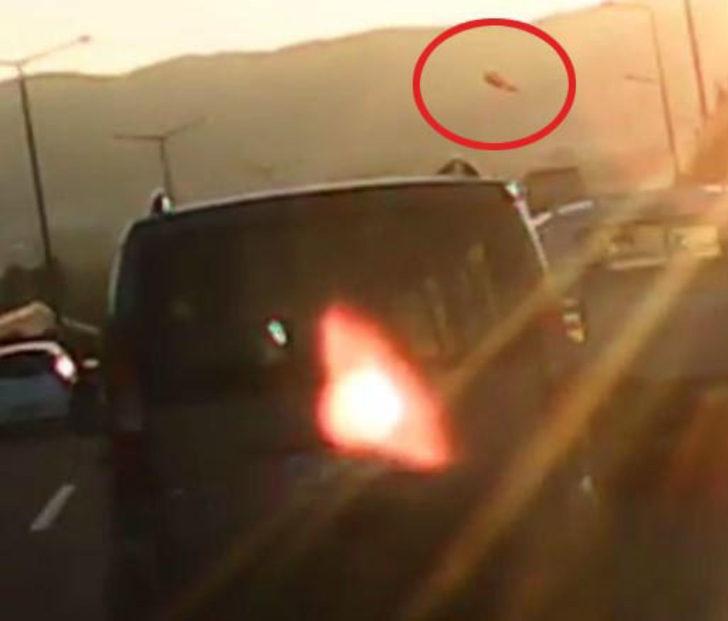 İzmir'de faciadan dönüldü! Atılan şişe, seyir halindeki otomobilin camını patlattı G4
