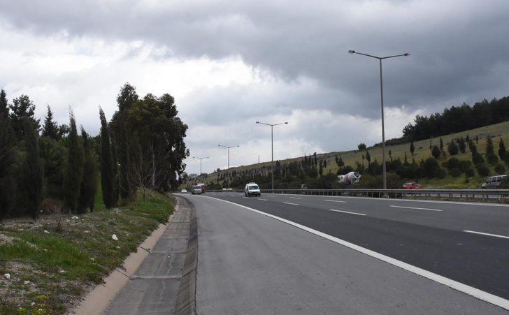 İzmir'de faciadan dönüldü! Atılan şişe, seyir halindeki otomobilin camını patlattı G5